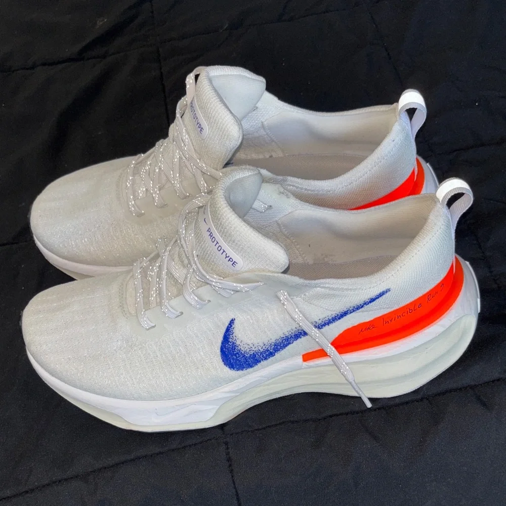 Nike Invinvible Run 3 Cream and Blue Running Shoes - Picture 2 of 9